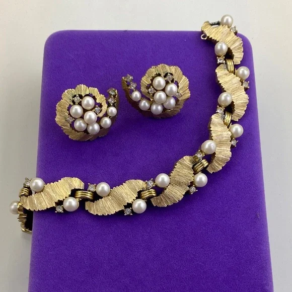 💛 Vintage Trifari Gold Plated Pearl Bracelet & Clip On Earring Set | Classic - Picture 8 of 8